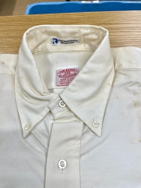 仕舞いっぱなしになっていた白いコットンボタンダウンシャツの全体黄ばみやカビシミがキレイに落ちた染み抜きクリーニング事例（５，５００円税込）2025.10.10
