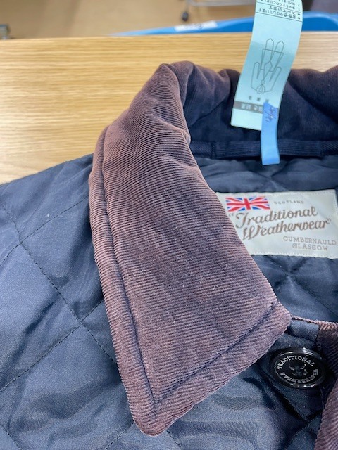 トラディショナルウェザーウェア キルティングジャケットの襟などコーデュロイ部分全体の変色の色修正クリーニング事例（１３，２００円税込）2025.12.29