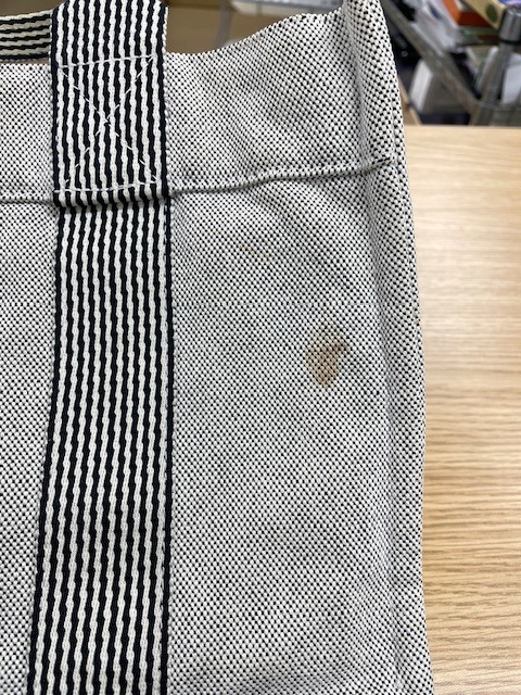 トワルアッシュ生地エトゥープカラーのエルメスフールトゥーのシミや全体くすみが綺麗になった染み抜きクリーニング事例（１６，５００．税込）2026.04.25