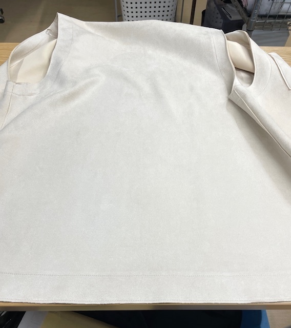 アイボリーのポリエステルベストに付いた濃いヘアカラーがキレイに落ちた染み抜きクリーニング事例（４，４００円税込）2025.12.06