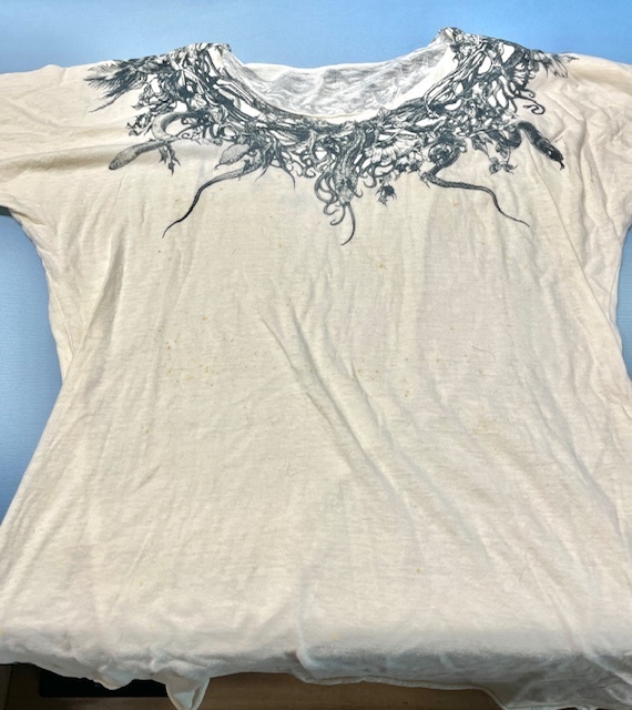 白いTシャツの全体カビシミがキレイに落ちた染み抜きクリーニング事例（４，９５０円（税込み）2025.08.20