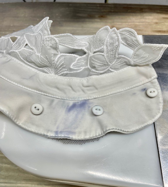 本体が紺のお子様ワンピースを洗濯したところ取り外しできる白い襟部分に本体から青い色が色移りしてした染み抜きクリーニング事例（３，３００円税込み、襟のみ）2026.04.21