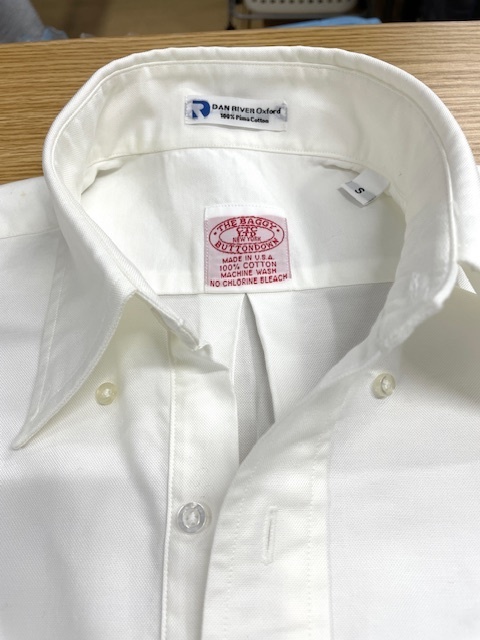仕舞いっぱなしになっていた白いコットンボタンダウンシャツの全体黄ばみやカビシミがキレイに落ちた染み抜きクリーニング事例（５，５００円税込）2025.10.10