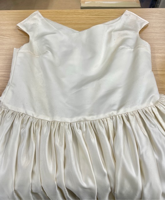 白いポリエステル素材のドレス全体に出ていたカビシミがキレイに落ちた染み抜きクリーニング事例(２２，０００円税込)2026.07.23