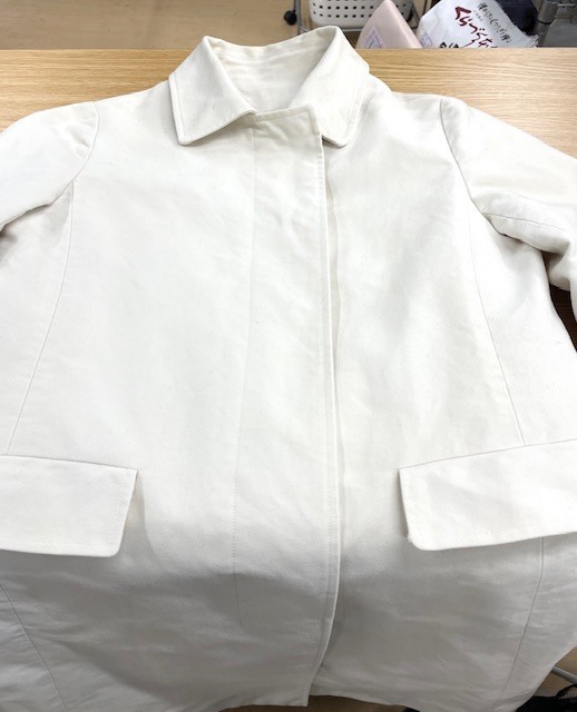 組曲の真っ白なコットンコートの全体黄ばみやシミがキレイに落ちた染み抜きクリーニング事例（２４，２００円税込）2025.12.27