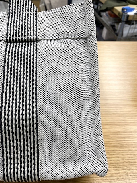 トワルアッシュ生地エトゥープカラーのエルメスフールトゥーのシミや全体くすみが綺麗になった染み抜きクリーニング事例（１６，５００．税込）2026.04.25