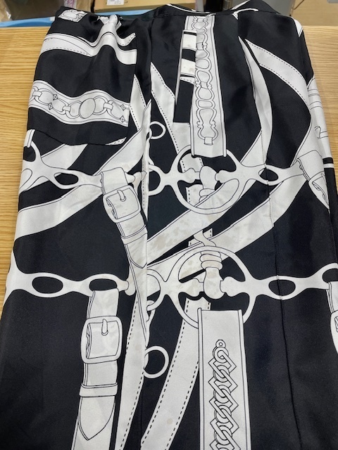 黒地に白い柄のシルクパンツに付いた赤ワインシミがキレイに落ちた染み抜きクリーニング事例(６，６００円税込)2025.12.03