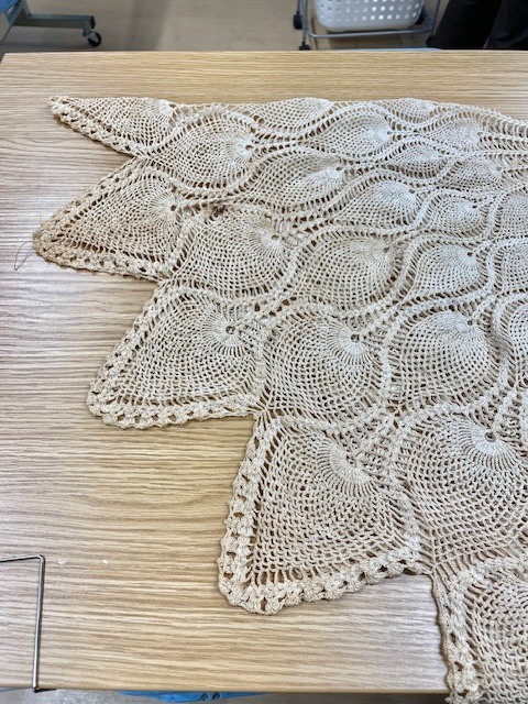 長い間仕舞いっぱなしになっていた手作りの白い綿レーステーブルクロスの全体黄ばみや濃いシミがキレイに落ちた染み抜きクリーニング事例(６，６００円税込)2026.04.15