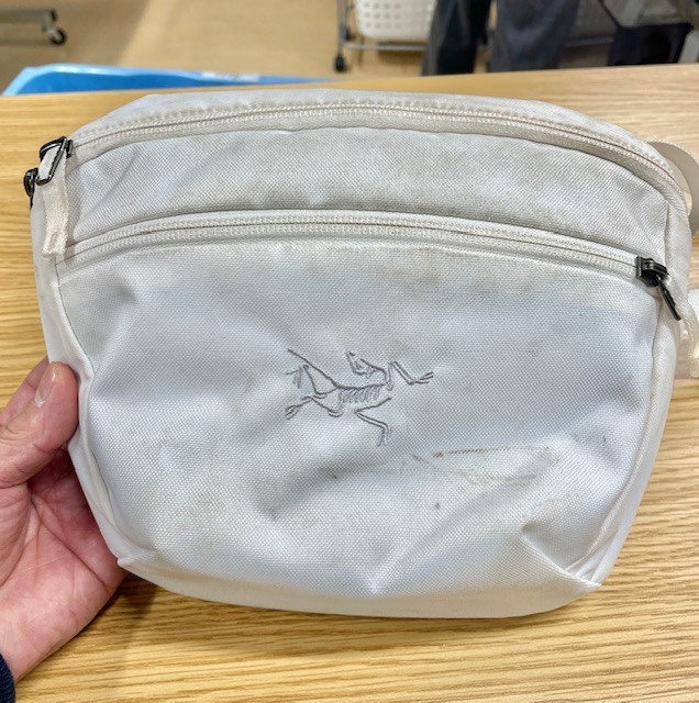 アークテリクスホワイトナイロンポーチの全体的な泥などの汚れが綺麗に落ちた染み抜きクリーニング事例(５，５００円税込)2026.02.20