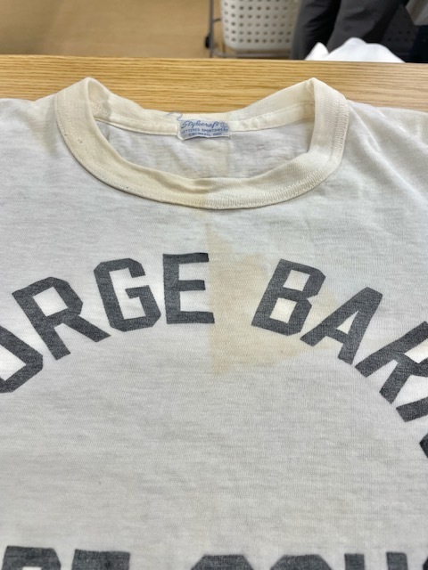 george barr's umpire schoolプリントの丸胴 白ヴィンテージTシャツの全体黄ばみやシミがキレイに落ちた染み抜きクリーニング事例（７，７００円税込）2026.07.04