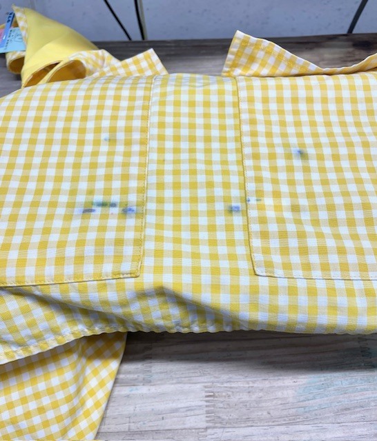 洗濯した際一緒に洗ってしまったボールペンのインクが染みになってしまった白と黄色いチェックのエプロンの染みがキレイに落ちた染み抜きクリーニング事例(５，５００円税込)2026.02.10