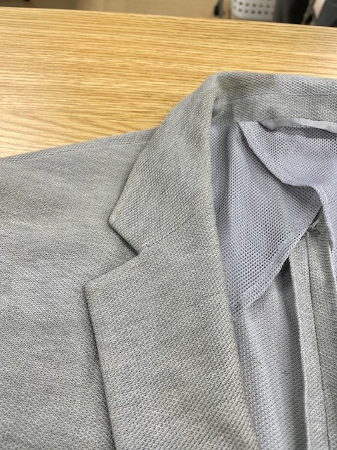 グレーのコットンとリネン混紡ジャケットの全体黄ばみがキレイに落ちた染み抜きクリーニング事例(６，０５０円税込)2026.07.01