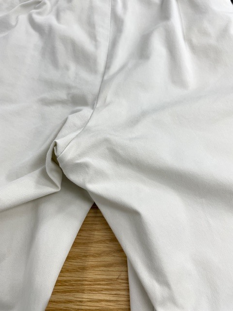 薄グレーのコットンパンツ全体に赤～赤紫色の色移り！斑状に広がった染みを綺麗に落とした染み抜きクリーニング事例(６，６００円税込）2026.09.02