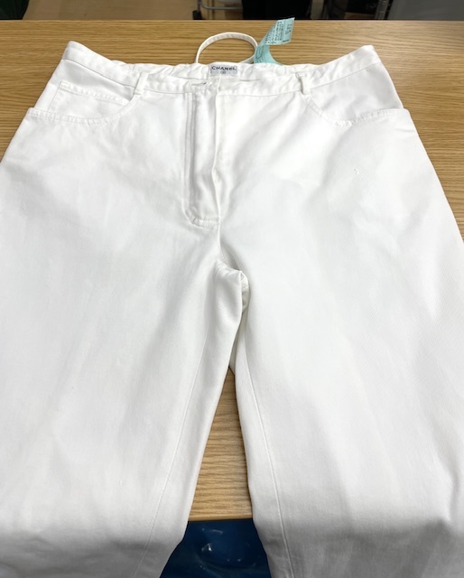 白いヴィンテージシャネルパンツのコーヒーシミや黄バミがキレイに落ちた染み抜きクリーニング事例８，８００円税込）2025.08.09