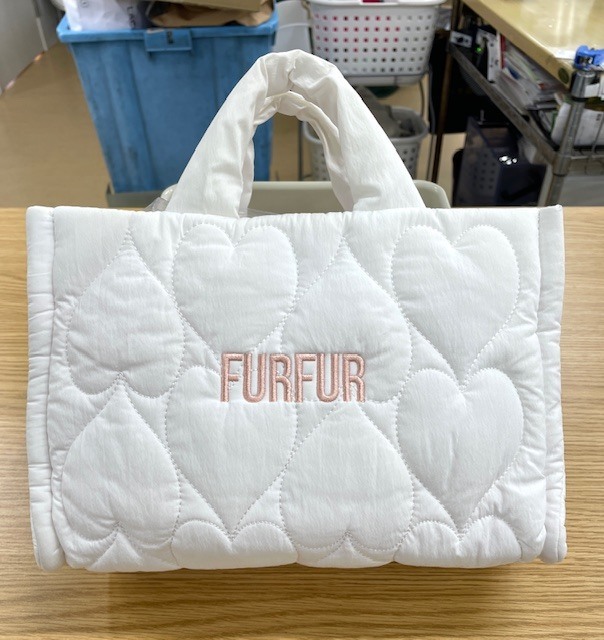 白いFURFURのトートバッグのチョコレートドリンクが飛び散ったシミや全体よごれ・黄ばみがキレイに落ちた染み抜きクリーニング事例(６，６００円税込)