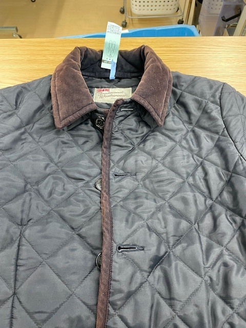 トラディショナルウェザーウェア キルティングジャケットの襟などコーデュロイ部分全体の変色の色修正クリーニング事例（１３，２００円税込）2025.12.29