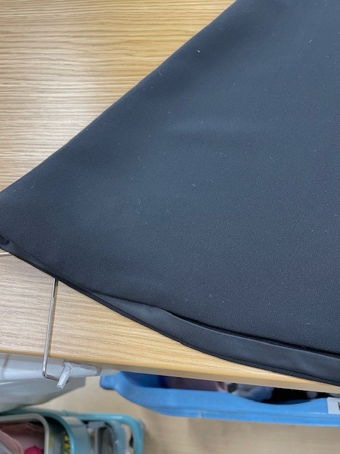 裾が自転車チェーンに巻き込まれてチェーンオイルのシミが付いてしまった黒いロングフレアスカートのシミがキレイに落ちた染み抜きクリーニング事例（4,400円税込）2026.01.16