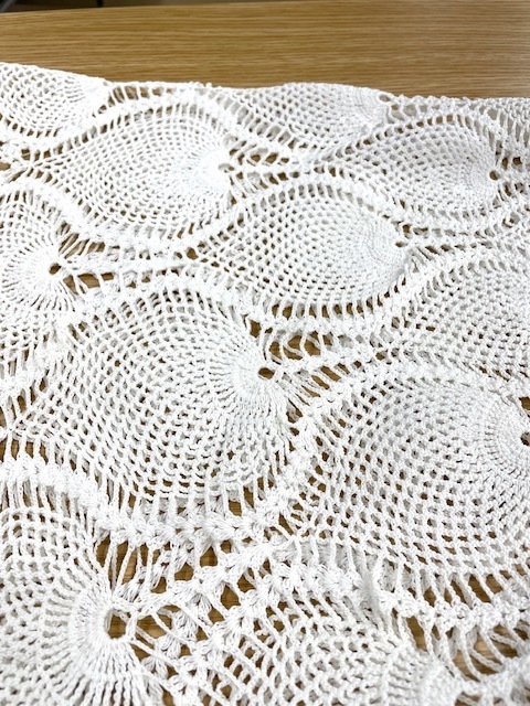 長い間仕舞いっぱなしになっていた手作りの白い綿レーステーブルクロスの全体黄ばみや濃いシミがキレイに落ちた染み抜きクリーニング事例(６，６００円税込)2026.04.15