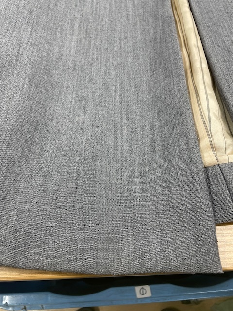 グレーウールジャケットの塩素による変色が部分的な色修正で目立たなくなった色修正クリーニング事例（４，７３０円税込）2025.09.26