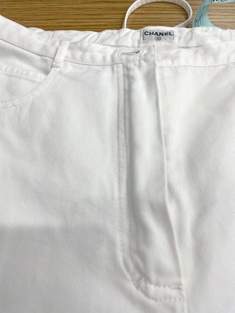 白いヴィンテージシャネルパンツのコーヒーシミや黄バミがキレイに落ちた染み抜きクリーニング事例８，８００円税込）2025.08.09