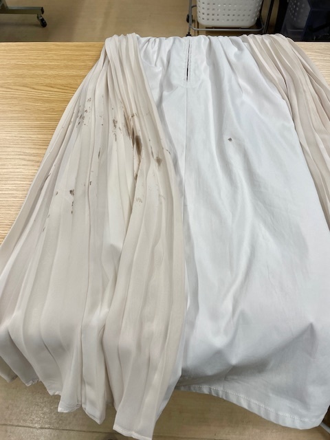 アイボリーのプリーツワンピースに広範囲に付いたヘアカラーシミがキレイに落ちた染み抜きクリーニング事例(１２０００円税込)2025.10.25