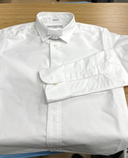 真っ白なシャツの青い色移りがキレイに落ちた染み抜きクリーニング事例(５，５００円税込）2026,08.05