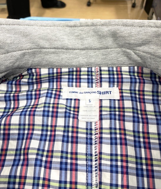 表地が薄グレーで裏地が青いチェックのコムデギャルソンコットンジャケットの全体黄ばみやシミがキレイに落ちた染み抜きクリーニング事例(６，６００円税込）