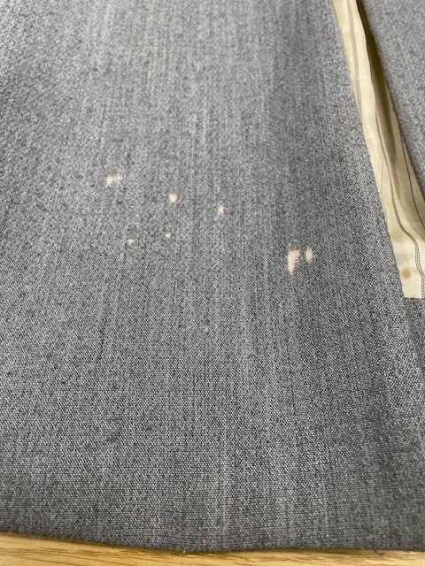 グレーウールジャケットの塩素による変色が部分的な色修正で目立たなくなった色修正クリーニング事例（４，７３０円税込）2025.09.26