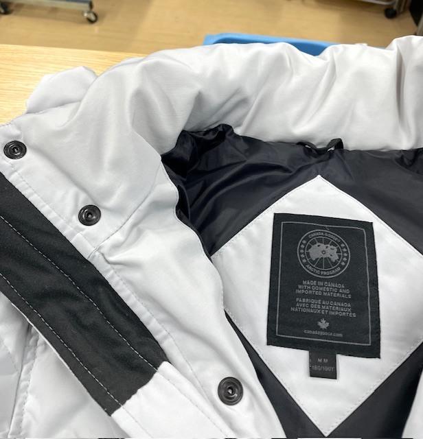 白に近い薄グレーのカナダグースダウンコート全体に大量についてしまった血液シミがキレイに落ちた染み抜きクリーニング事例（２２，０００円税込）2026.01.30