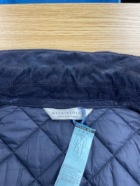 マッキントッシュキルティングコートの襟などのコーデュロイ部分の変色が目立たなくなった色修正クリーニング事例（９，９００円税込）2026.03.25