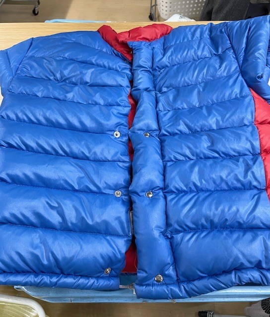 コーヒーのシミや全体に汚れがキレイに落ちた青いヴィンテージのモンクレールダウンベストの染み抜きクリーニング事例（６，６００円税込）2026.02.17