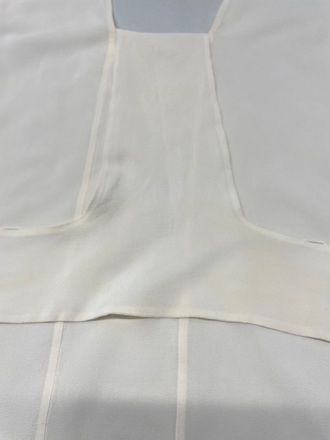 白いジバンシーシルクブラウスの全体的な黄ばみが綺麗になった染み抜きクリーニング事例(８，８００円税込)2026.03.19