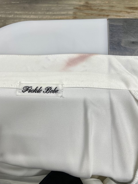 美容師様からお客様の白いブラウスの襟に付いた赤いヘアカラーシミの染み抜きクリーニング事例（２，８６０円税込）2026.03.27