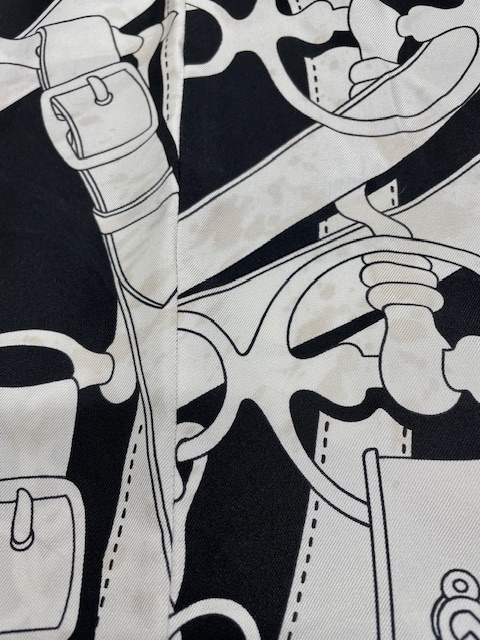 黒地に白い柄のシルクパンツに付いた赤ワインシミがキレイに落ちた染み抜きクリーニング事例(６，６００円税込)2025.12.03