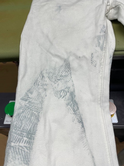 全体に濃く青い色が洗濯によって移ってしまった白いホワイトデニムパンツがキレイになった染み抜きクリーニング事例(６，６００円税込)2026.01.09