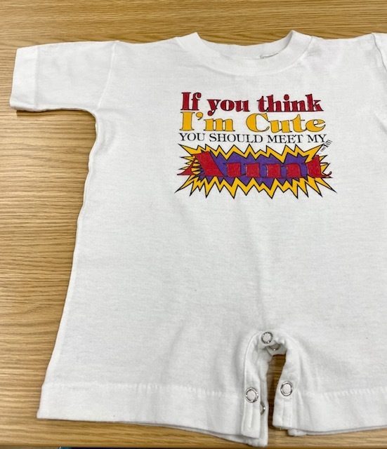 赤ちゃんの白いロンパースに移った赤い色移りがキレイに落ちた染み抜きクリーニング事例(４，４００円税込)2025.10.24