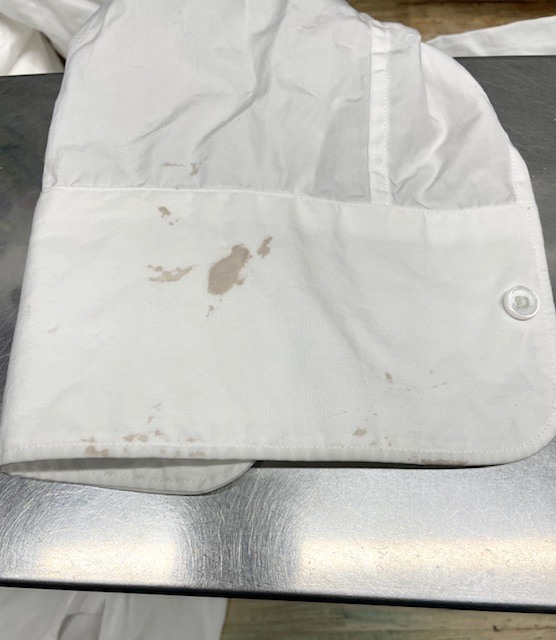 美容師様からお客様の白いシャツのカフスにカラー剤を付けてしまったというご依頼の染み抜きクリーニング事例(４，９５０円税込）2026.03.06