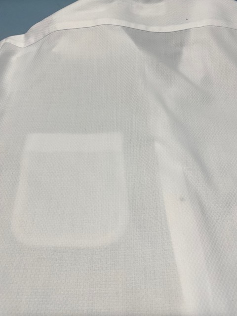 他のクリーニング店からの依頼で全体にインクシミが付いた白いワイシャツの染み抜きクリーニング事例(5,500円税込)2026.03.04