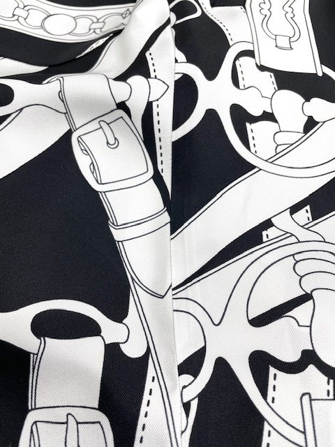 黒地に白い柄のシルクパンツに付いた赤ワインシミがキレイに落ちた染み抜きクリーニング事例(６，６００円税込)2025.12.03