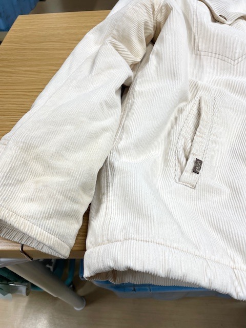 表地がコーデュロイで裏地がボア素材の白いヴィンテージジャケットの全体黄ばみやシミがキレイに落ちた染み抜きクリーニング事例(７，７００円税込)2026.02.04