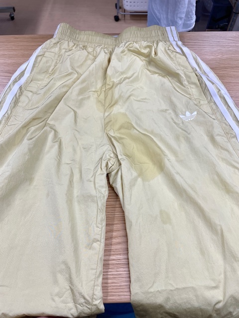 黄色いナイロンパンツに付いた油シミがキレイに落ちた染み抜きクリーニング事例(３，６３０円税込)2025.09.04
