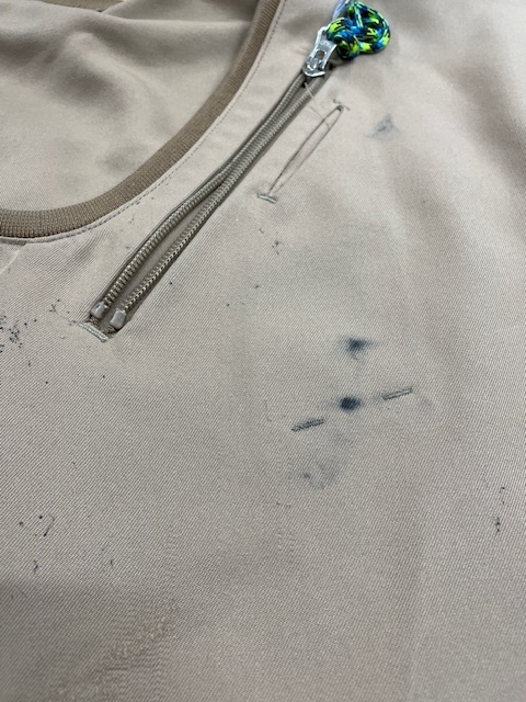 ケーシーを洗濯した際ポケットにボールペンを入れたままにしてしまい広範囲に付いたインクシミがキレイに落ちた染み抜きクリーニング事例(５，５００円税込)2025.09.27