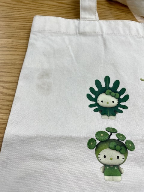 関西万博とキティーのコラボトートバッグに付いたシミがキレイに落ちた染み抜きクリーニング事例(４，９５０円税込）2025.11.17