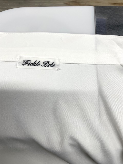 美容師様からお客様の白いブラウスの襟に付いた赤いヘアカラーシミの染み抜きクリーニング事例（２，８６０円税込）2026.03.27