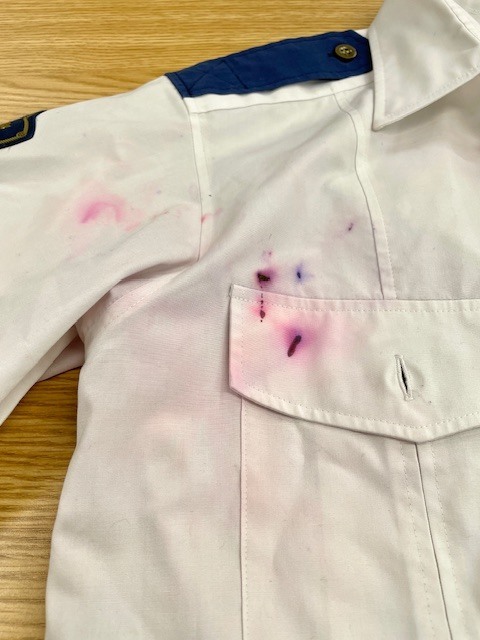 全体にインクシミが付いてしまった仕事用制服シャツの染み抜きクリーニング事例(９，９００円税込)2026.03.14