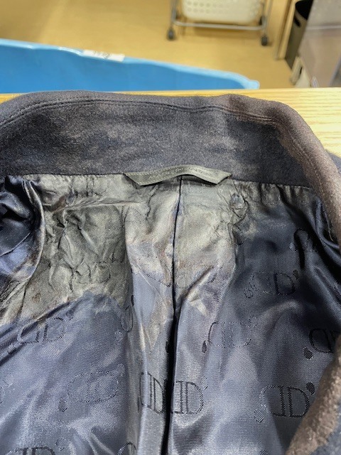 首周りから肩にかけて裏地にも大量の血液シミが付いているディオールのネイビーカシミヤコートの染み抜きクリーニング事例(１６，５００円税込)2026.02.27