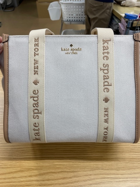 ケイトスペードのアイボリートートバッグに付いた衣類からの茶色い色移りがキレイに落ちた染み抜きクリーニング事例(１３，２００円税込)2025.11.27