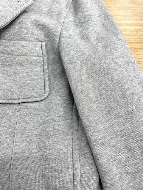 表地が薄グレーで裏地が青いチェックのコムデギャルソンコットンジャケットの全体黄ばみやシミがキレイに落ちた染み抜きクリーニング事例(６，６００円税込）