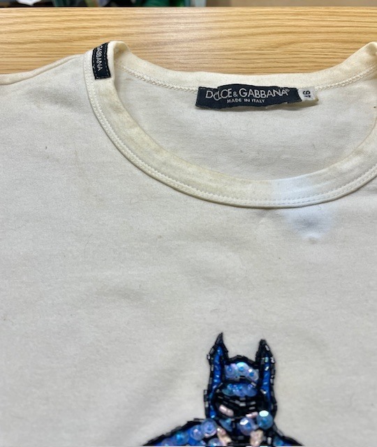 バッドマンのビーズ刺繍が特徴的な白いドルチェ＆ガッバーナコットンＴシャツの全体黄ばみやシミがキレイに落ちた染み抜きクリーニング事例（５，５００円税込）2026.02.13