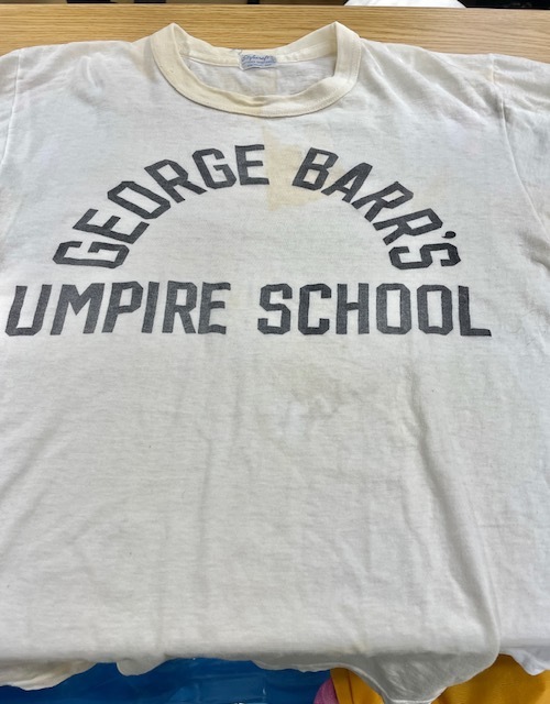 george barr's umpire schoolプリントの丸胴 白ヴィンテージTシャツの全体黄ばみやシミがキレイに落ちた染み抜きクリーニング事例（７，７００円税込）2026.07.04